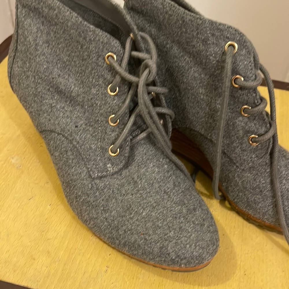 Dr. Scholl's Close Call Lace Up Wedge Ankle Bootie | Grey Size 9